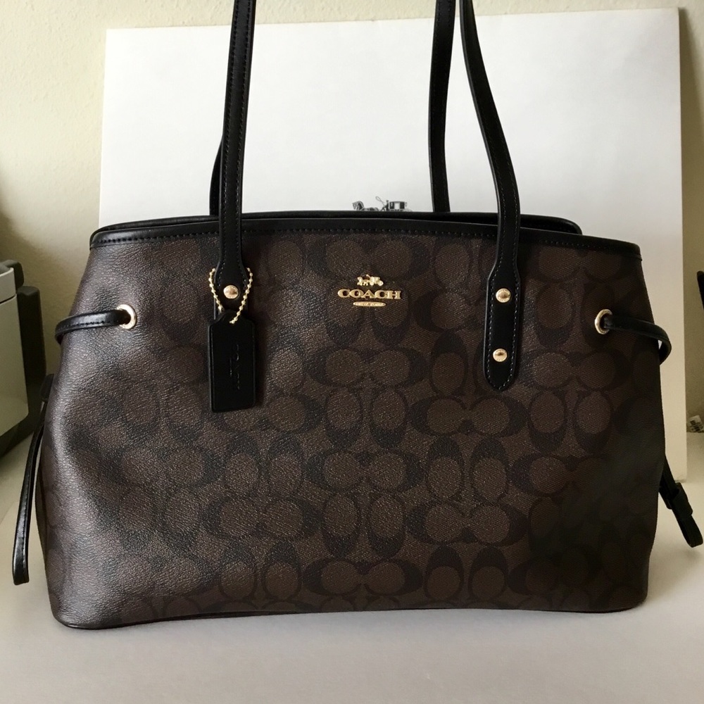 🌷Coach Drawstring Carryall In Signature NWT.